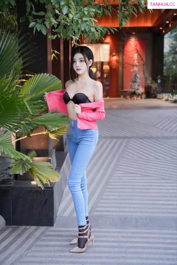   [XiuRen]高清写真图 2024.02.08 No.8091 龙雪儿 牛仔裤美臀第50张图片